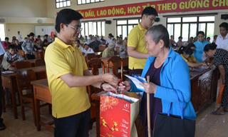 Quỹ Thiện Tâm tặng quà cho người nghèo