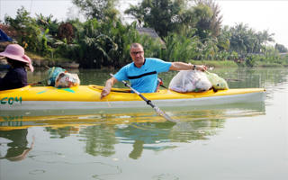 Du khách chèo thuyền vớt rác ở Hội An