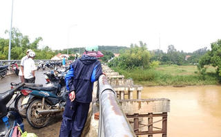 Vớt thi thể một nam thanh niên mất tích trên cầu Cẩm Lý