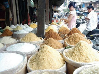 Người tiêu dùng phải mua đường giá cao