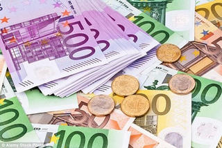 Không muốn để thừa kế, cụ bà cắt vụn 1 triệu USD tiền mặt