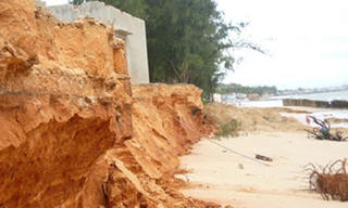 TP. Phan Thiết: Sạt lở bờ biển, nhiều hộ dân phải di dời