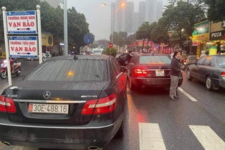 Hà Nội: 2 xe Mercedes biển số 'song sinh' đụng độ trên phố