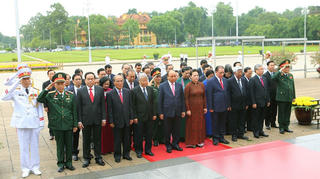 [ẢNH] Lãnh đạo Đảng, Nhà nước, MTTQ Việt Nam vào Lăng viếng Chủ tịch Hồ Chí Minh