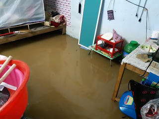 Đà Nẵng không ngừng mưa, nhiều xóm trọ chìm trong nước