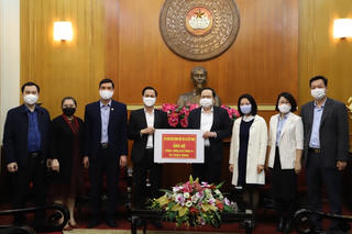 [VIDEO] Tình người xuyên biên giới trong phòng, chống dịch Covid-19