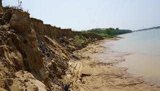 Người dân ném bom xăng, đốt chòi canh khi xua đuổi cát tặc