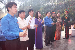 Thắp nến tri ân các anh hùng liệt sĩ tại Nghĩa trang Liệt sỹ Quốc gia Trường Sơn