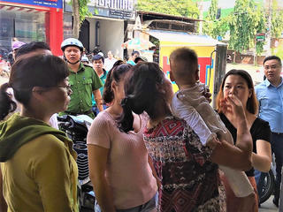 Cảnh sát PCCC cứu hai bà cháu kẹt trong thang máy