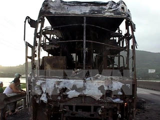 Xe chở 14 người cháy rụi trên cao tốc TP HCM-Trung Lương