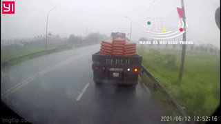 [VIDEO] Tài xế xe đầu kéo nhận được 'bão like' vì hành động ý nghĩa 