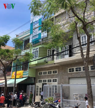 Bất cẩn khi lắp biển quảng cáo, 3 người bị điện giật bỏng nặng