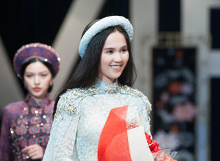 Ngọc Trinh làm ‘dâu thảo’ e ấp trong tà áo dài