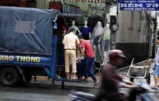 Tạm giữ số lượng lớn đao, kiếm và đồ cổ không rõ nguồn gốc