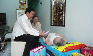 Phó Chủ tịch - Tổng Thư ký UBTƯMTTQVN Vũ Trọng Kim thăm và tặng quà cho Bà mẹ VNAH tại Khánh Hòa