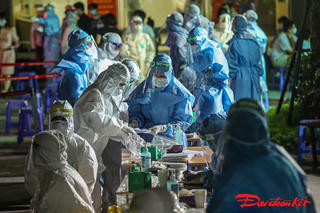 [ẢNH] Hà Nội: Tiếp tục lấy mẫu xét nghiệm Covid-19 cho cư dân Times City