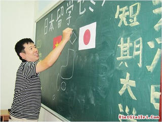 Cho phép dạy tiếng Nhật, tiếng Hàn ngoài giờ học chính khóa