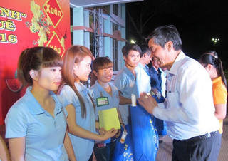 TP.Hồ Chí Minh: Trao hàng ngàn vé xe và quà tặng cho công nhân nghèo về quê đón Tết