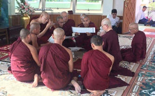Cựu Tổng thống Myanmar quy y cửa Phật