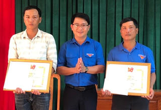 Bình Định: Khen thưởng 2 thanh niên dũng cảm cứu người gặp nạn trong lũ dữ