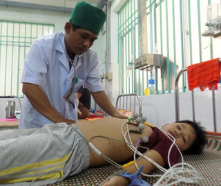 Cứu cháu bé bị ong đốt suýt chết