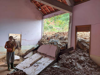 Sau tiếng nổ, nhiều tấn đất đá làm sập nhà dân