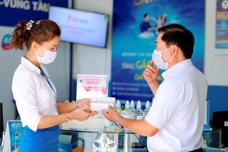 VNPT phát khẩu trang miễn phí cho khách giao dịch