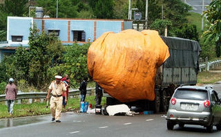 ‘Kẹp ba’ đâm vào xe tải, 3 học sinh thương vong