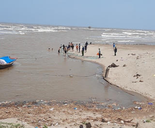 Nam Định: Đã xác định được danh tính 3 nữ sinh bị sóng biển cuốn mất tích