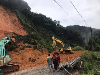 Đường lên Cửa khẩu quốc tế Cầu Treo sạt lở nghiêm trọng