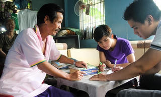 Ba cha con cùng thi tốt nghiệp quốc gia