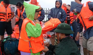 Mưa to, lũ lụt tiếp tục hoành hành