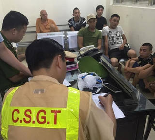 Hà Nội: Cảnh sát 141 tóm gọn 8 thanh niên mang mắm tôm đi đòi nợ