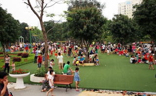 Công viên Hà Nội đông nghịt ngày giỗ Tổ