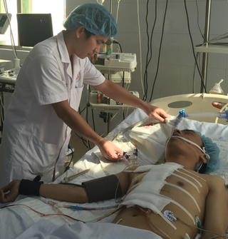Mổ ngay trên cáng cứu bệnh nhân bị đâm thủng tim