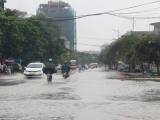 Đêm 24/8, cả ba miền có mưa dông, đề phòng tố lốc và gió giật mạnh