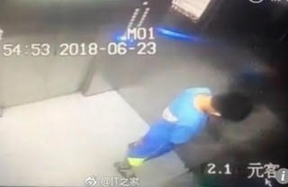 Đi tè trong thang máy chung cư, cậu bé phải lau dọn một tháng