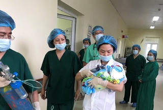 Hy hữu: Mổ đẻ ở tư thế ngồi cho sản phụ ung thư vú giai đoạn cuối