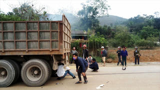 ‘Đấu đầu’ xe tải biển Lào, thai phụ và con gái tử vong