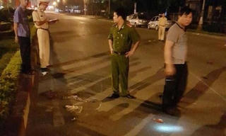 Đi xe máy 'kẹp 3' đâm 7 người thương vong