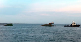 Cứu 8 thuyền viên gặp nạn