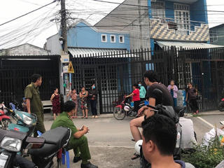 Con đau đớn thấy cha bị thương và mẹ tử vong trên vũng máu