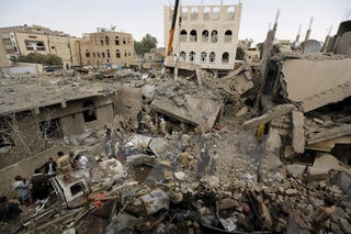 Một khách sạn ở Yemen bị không kích, 20 người thiệt mạng