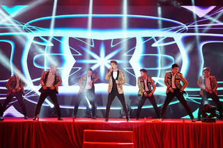 Đàm Vĩnh Hưng 'quẩy' tưng bừng trong đêm khai trương SFY Complex