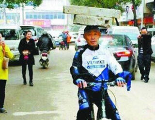 'Dị nhân' 13 năm đội đá tảng, đạp xe tập thể dục