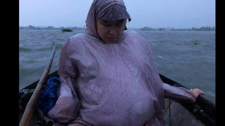 ‘Mẹ tròn con vuông’ trong cơn lũ nhờ lòng tốt người lạ