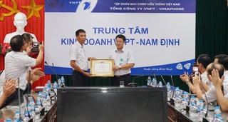Nhân viên VinaPhone cứu hai học sinh bị rơi xuống sông