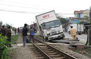 Xe tải mất lái, suýt chồm lên đường ray xe lửa