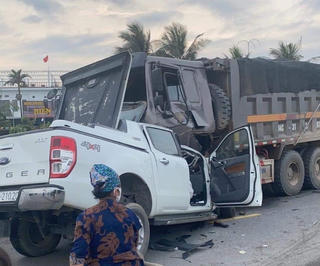 Quảng Ninh: Bán tải đối đầu xe hổ vồ, hai người tử vong