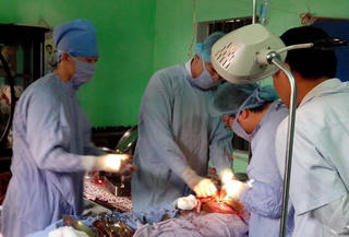 Khen ngợi các bác sĩ mổ tại nhà cứu sản phụ nguy kịch